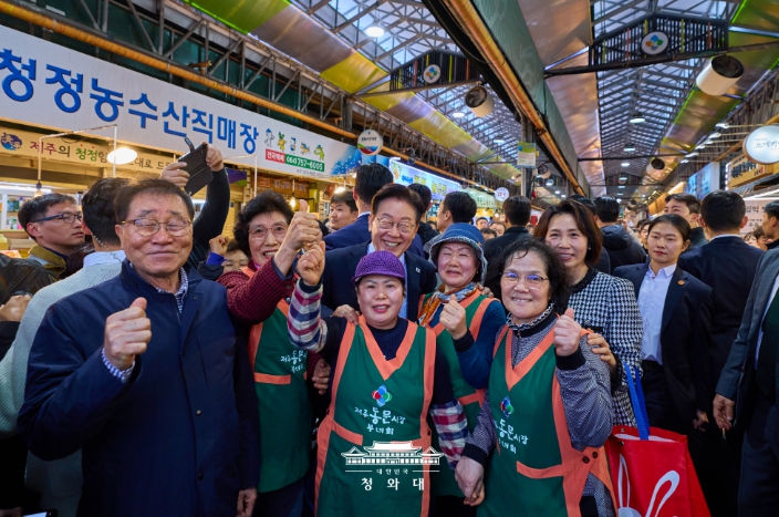 이재명 대통령 부부, 제주 동문시장 방문